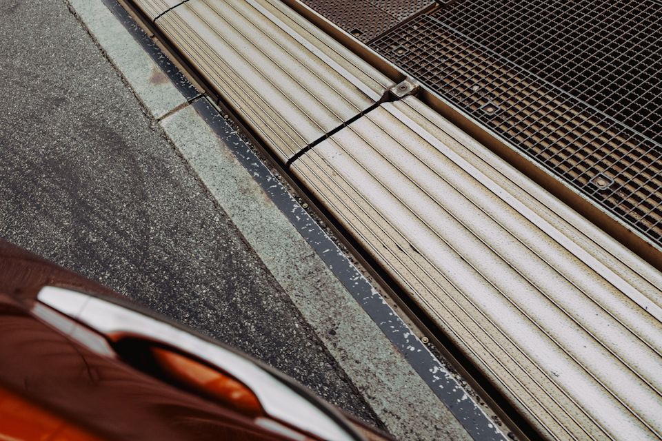 Поезд, перевозящий автомобили прямо с людьми Поезд, перевозящий автомобили прямо с людьми Марки и модели,путешествие