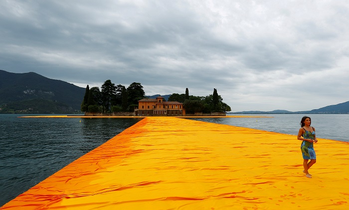 Художник открыл на итальянском озере плавучую пешеходную дорожку