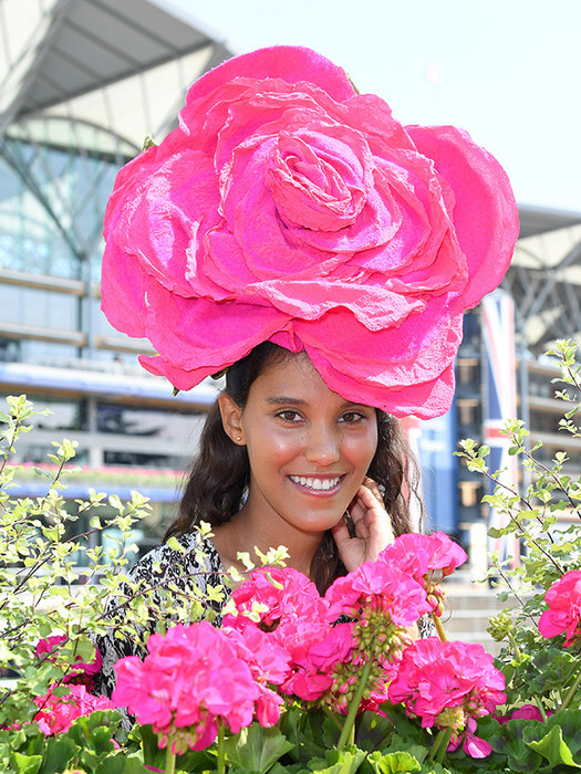 Павлин, черепа и клумба: 30 самых безумных шляп на скачках Royal Ascot