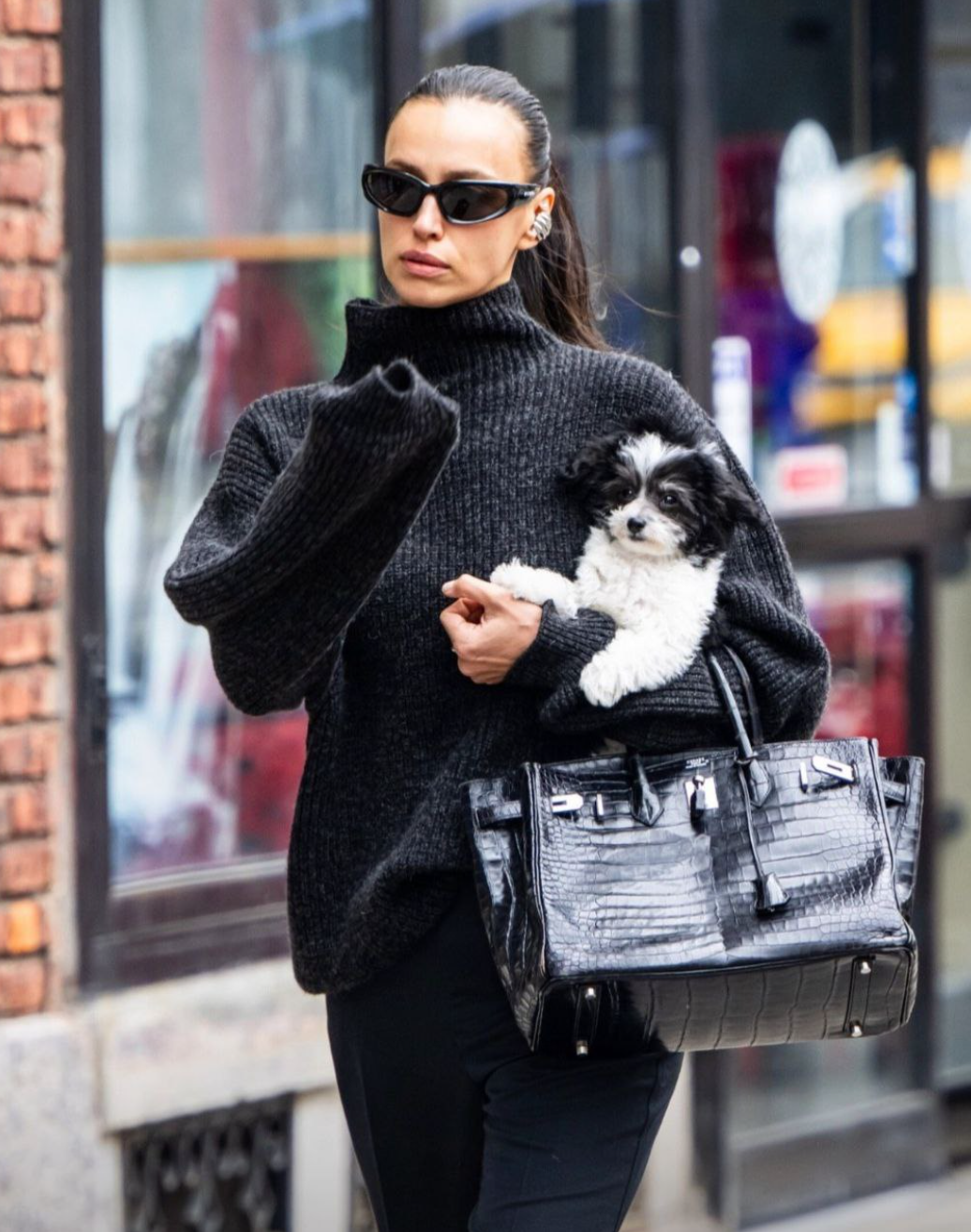 Ничего лишнего: Ирина Шейк показала, с чем носить черные брюки этой весной Ирина, также, черном, образ, модель, Брэдли, звезды, декольте, дочери, больше, качестве, модели, цвете, платье, каблуке, низком, Ирины, красоты, приняла, участие