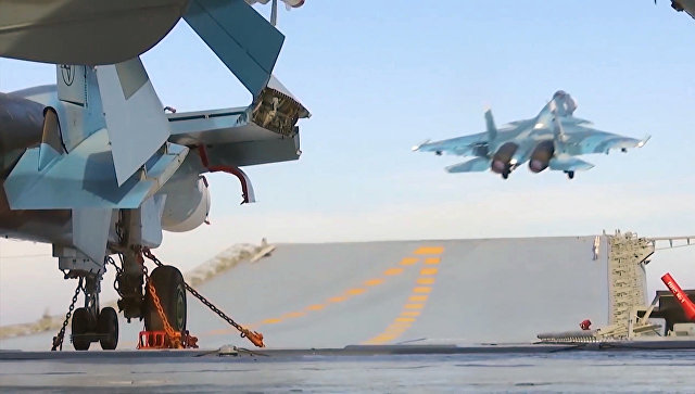 Корабельный истребитель Су-33 ВКС РФ во время взлета с палубы тяжёлого авианесущего крейсера Адмирал Кузнецов для нанесения ракетно-бомбового удара по объектам незаконных вооруженных формирований на территории Сирийской Арабской Республики. Архивное фото