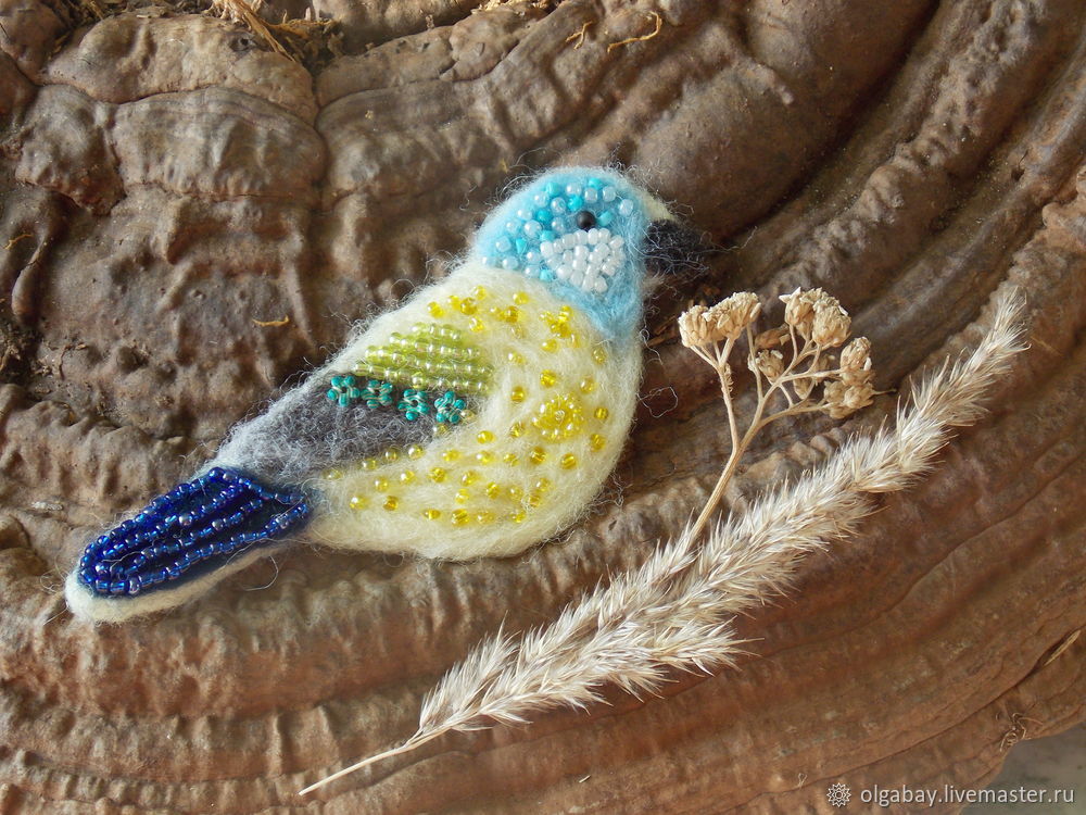 Делаем брошь «Синичка» из войлока и бисера