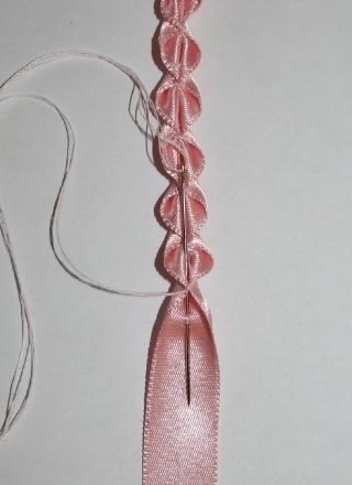 Как сделать оборку в виде «сердечек» из ткани или атласной ленты женские хобби,оборка,поделки,рукоделие,своими руками,умелые руки,шитье