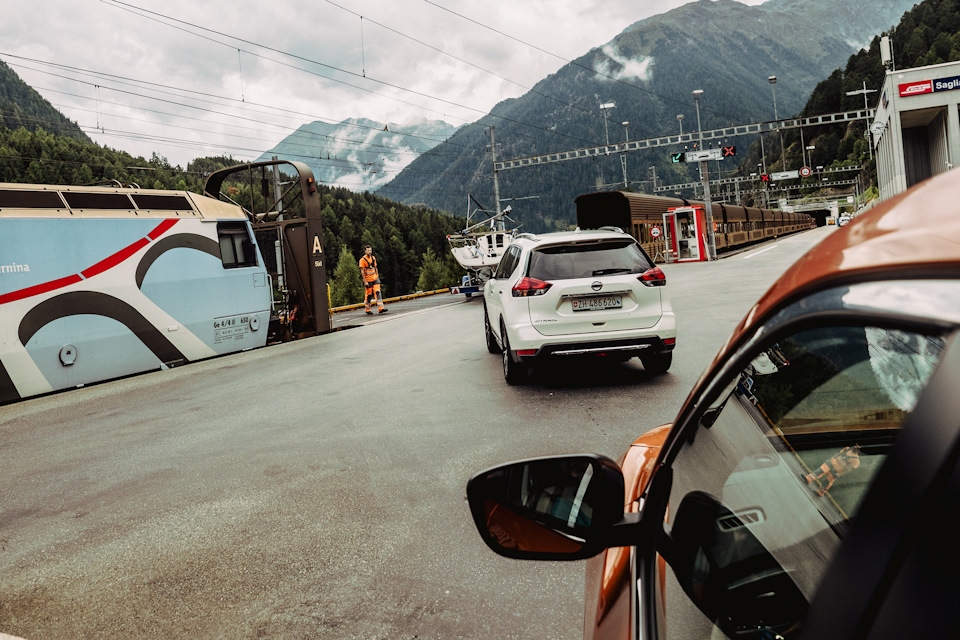 Поезд, перевозящий автомобили прямо с людьми Поезд, перевозящий автомобили прямо с людьми Марки и модели,путешествие