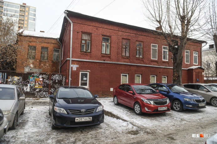 Старинные особняки в Екатеринбурге, где до сих пор живут люди построили, квартиры, здесь, находится, только, очень, Сейчас, усадьбы, семья, архитектуры, сейчас, сохранилась, одной, квартирах, вместо, Ивановна, когдато, квартира, живут, жильцов