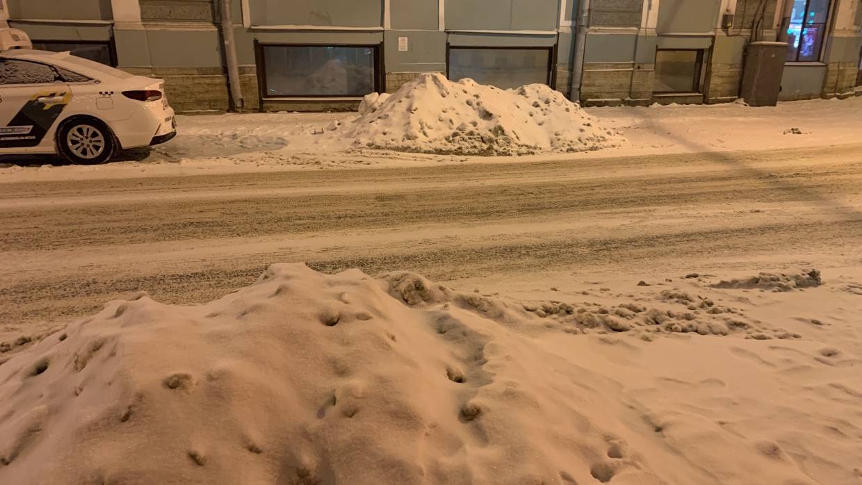 Толкали машины, месили снег: петербуржцы рассказали, как проводят новогодние праздники