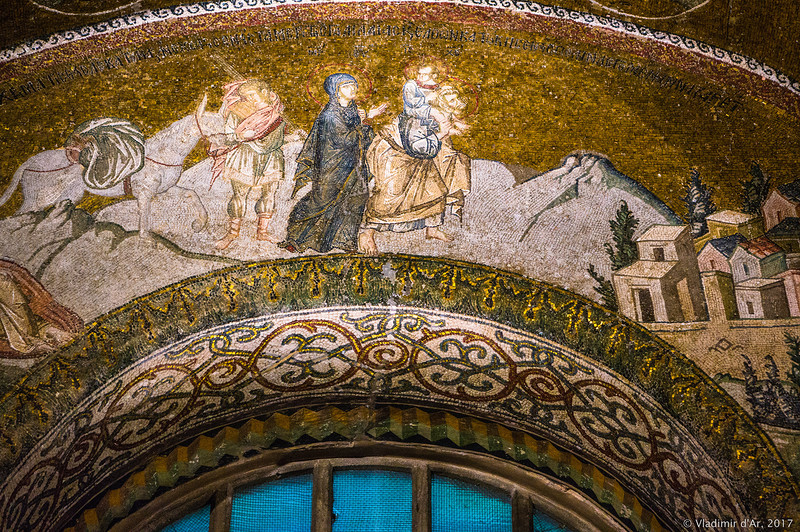 Мария в окружении двух спутников. Путешествие в Вифлеем. Мозаики и фрески монастыря Хора.