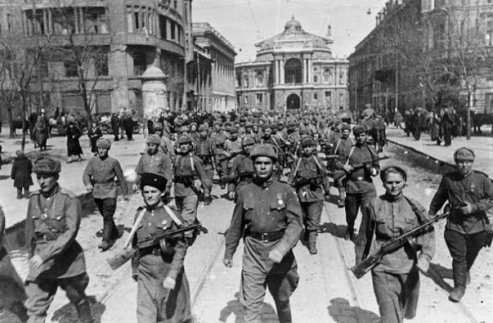 Марш Красной армии на улицах Одессы. Украина, весна 1944 года.