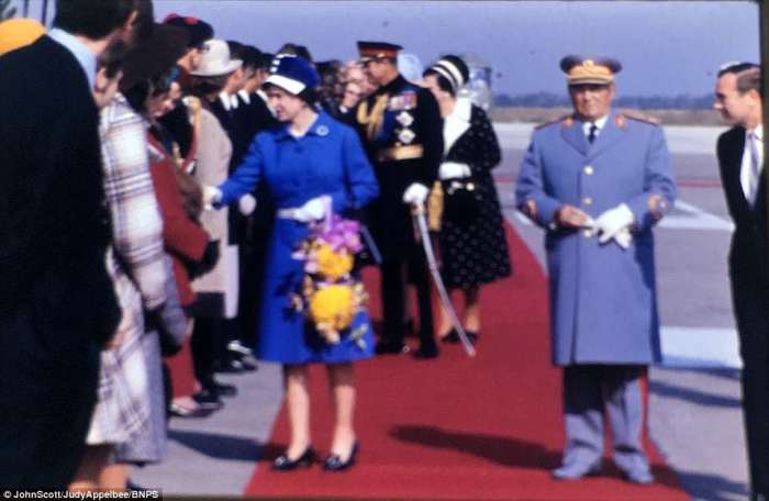 Елизавета II встречается с Тито.