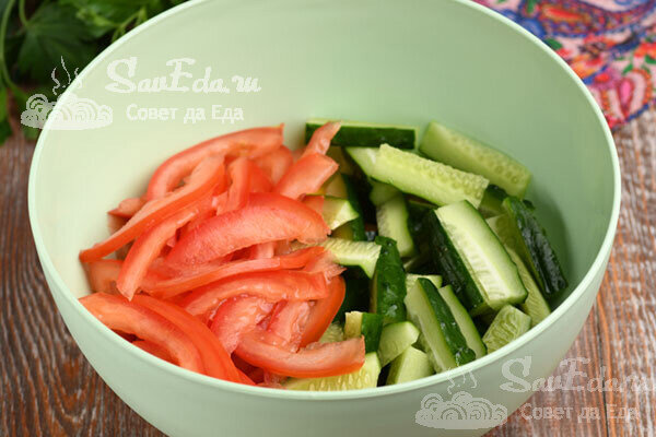 Хрустящие и невероятно вкусные салаты из свежих овощей. Готовятся быстро и очень просто. Вкус у салатов отличается за счет добавления разных заправок. Покажу два отличных варианта.-3