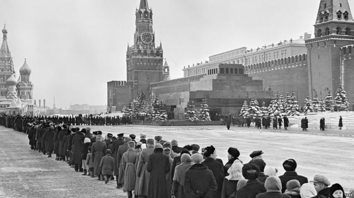 В СССР к мавзолею могли выстраиваться гигантские очереди. Фото 1960 года