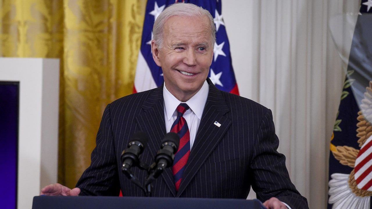 Байден вручил Президентскую медаль свободы 17 известным американцам