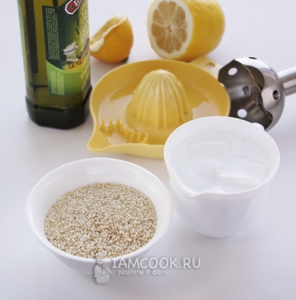 Выжать сок лимона