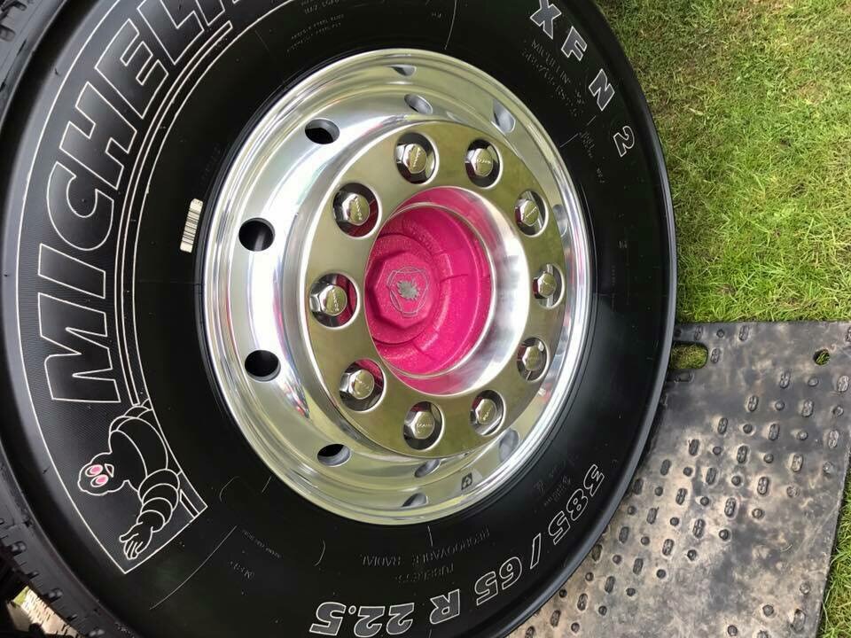 Ярко-розовый грузовик самосвал Scania “Принцесса” - он собирает пожертвования для маленьких пациентов Ярко-розовый грузовик самосвал Scania “Принцесса” - он собирает пожертвования для маленьких пациентов авто