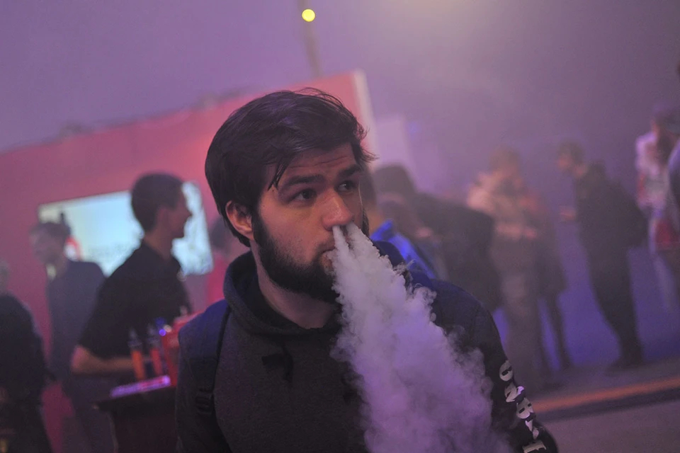 Молодых поражает болезнь стариков: Вейпы оказались еще опаснее, врачи трубят тревогу... ﻿