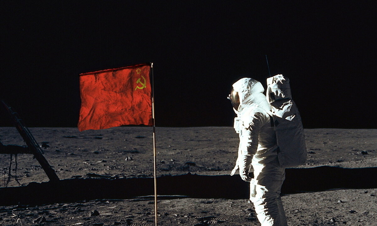 Реальный факт. Американская экспедиция установила на спутнике и Советские флаги как дань уважения советской космонавтике. Фотография-фш. 
