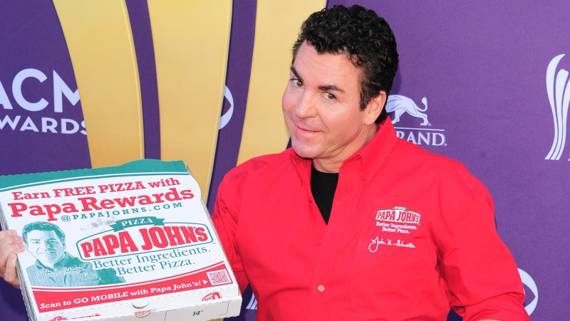 Основатель сети пиццерий Papa John’s покинул свой пост и подал в суд на компанию