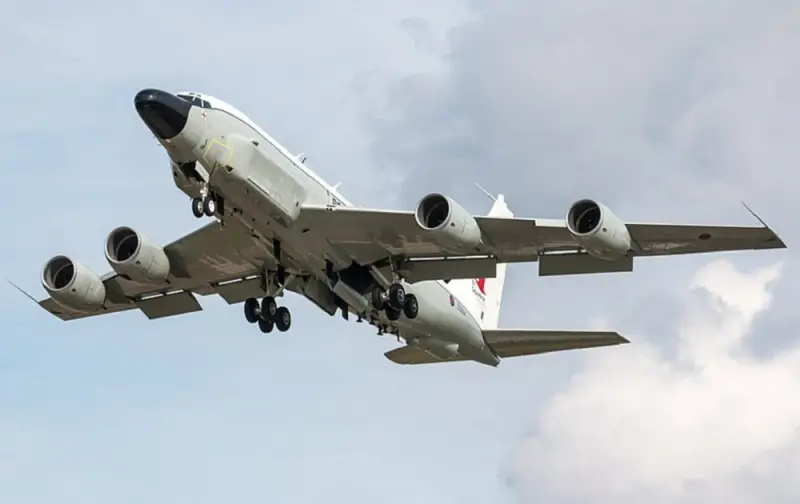 Истребитель Су-27 не позволил самолету ДРЛО RC-135W в сопровождении истребителей Typhoon приблизиться к Крыму