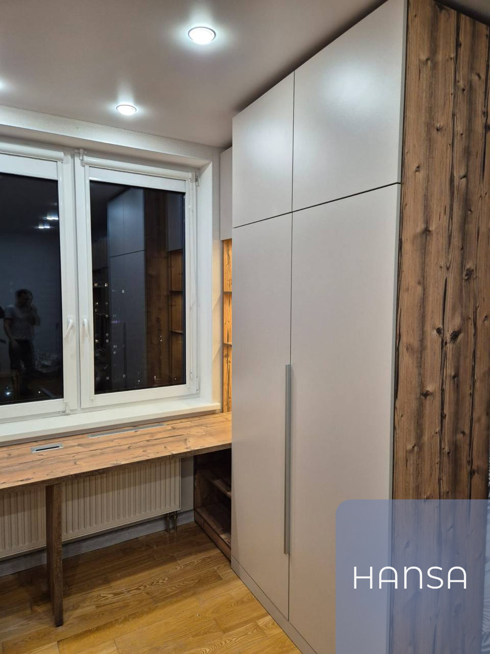 Письменный стол на заказ в деревянном цвете в детскую от компании Hansa Mebel