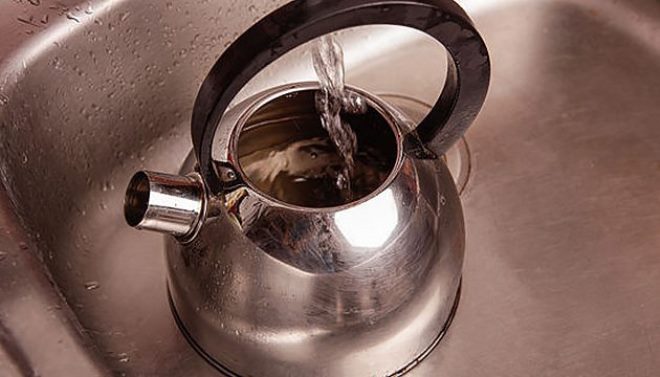 В чайник налили 3 литра холодной воды. Чайник наливает воду. Накипь в чайнике. Налейте воды в чайник.