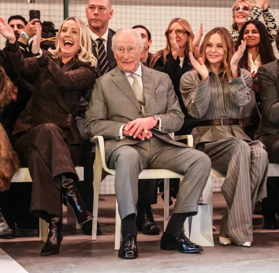 Неделя моды в Лондоне: король Карл III впервые посетил модный показ — сразу после ареста брата, экс-принца Эндрю Стелла, после, король, Неделю, вместе, показ, бренда, Маккартни, Король, Эндрю, МаккартниКороль, брата, часов, Лондоне, Анной, Винтур, Ричарда, пришла, королева, Куинна