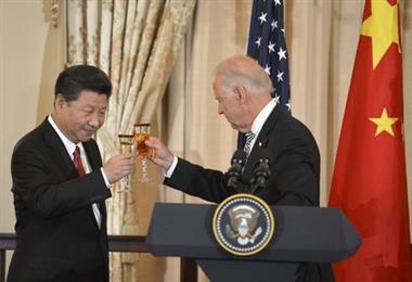 Chinese President Xi Jinping (L) and Vice President Joe Biden raise their glasses in a toast during a luncheon at the State Department, in Washington, September 25, 2015. Xi's visit with President Barack Obama is expected to be clouded by differences over alleged Chinese cyber spying, Beijing's economic policies and territorial disputes in the South China Sea. REUTERS/Mike Theiler 