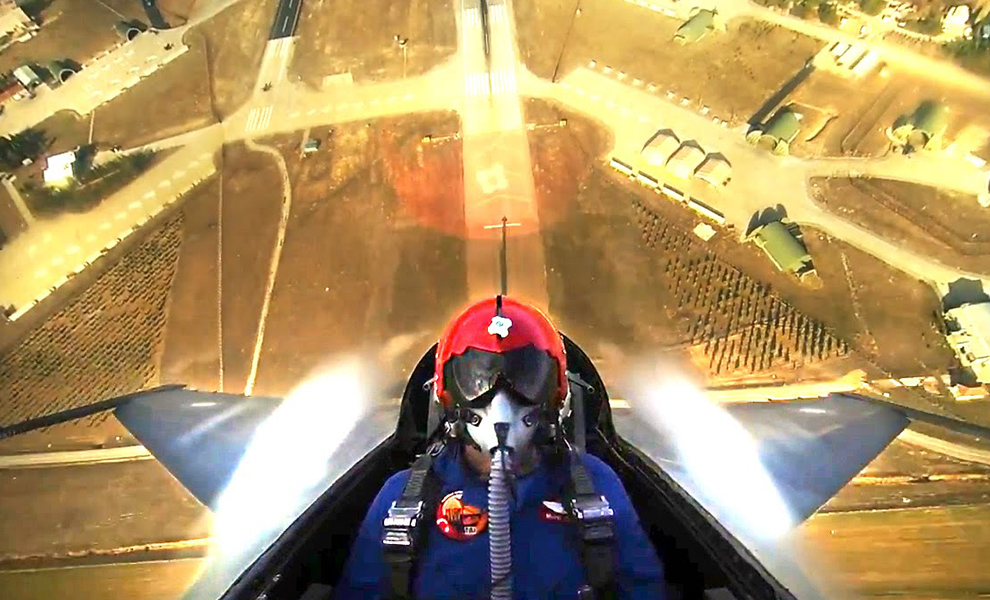 Вертикальный взлет F-16 из кабины пилота. Набор высоты 5 километров за 15 секунд: видео