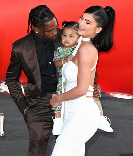 Кайли Дженнер призналась в любви Трэвису Скотту в день его рождения и поделилась семейными фото Кайли Дженнер призналась в любви Трэвису Скотту в день его рождения и поделилась семейными фото Звездные пары