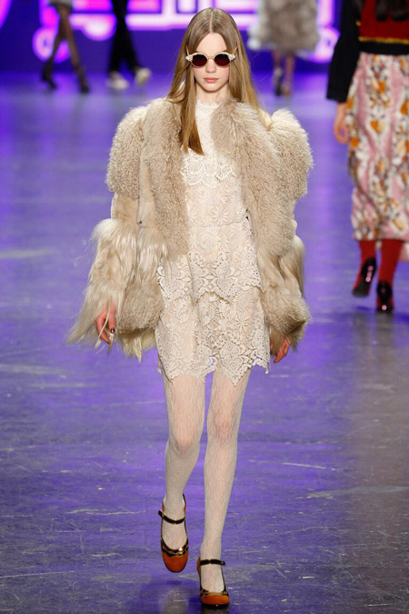 Модель в кружевном платье от Anna Sui