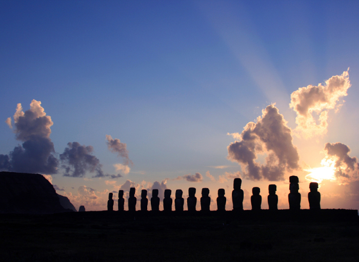 Фигуры моаи - выглядят особенно могущественно в лучах уходящего солнца.