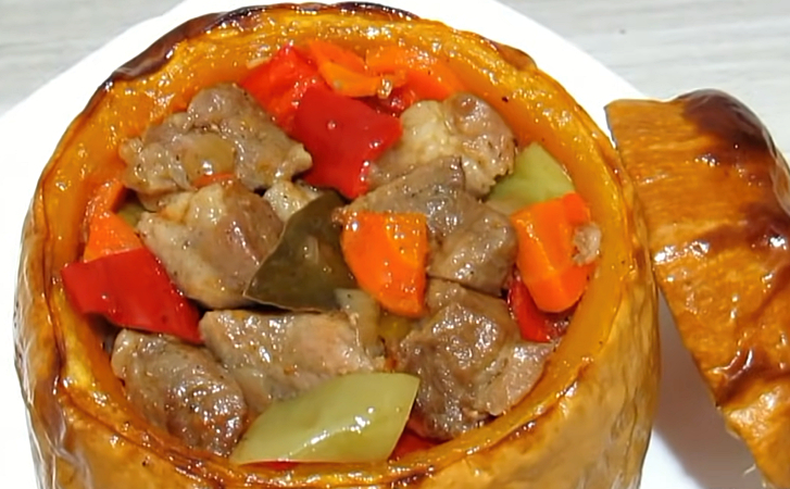 Превращаем тыкву в посуду для рагу и готовим прямо внутри. Получается волшебно - похожая новость на Toplenta