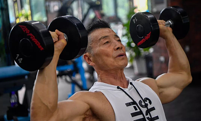 Мужчину из Китая все ставят в пример, когда говорят про физическую форму. Но дело в том, что ему 75 лет