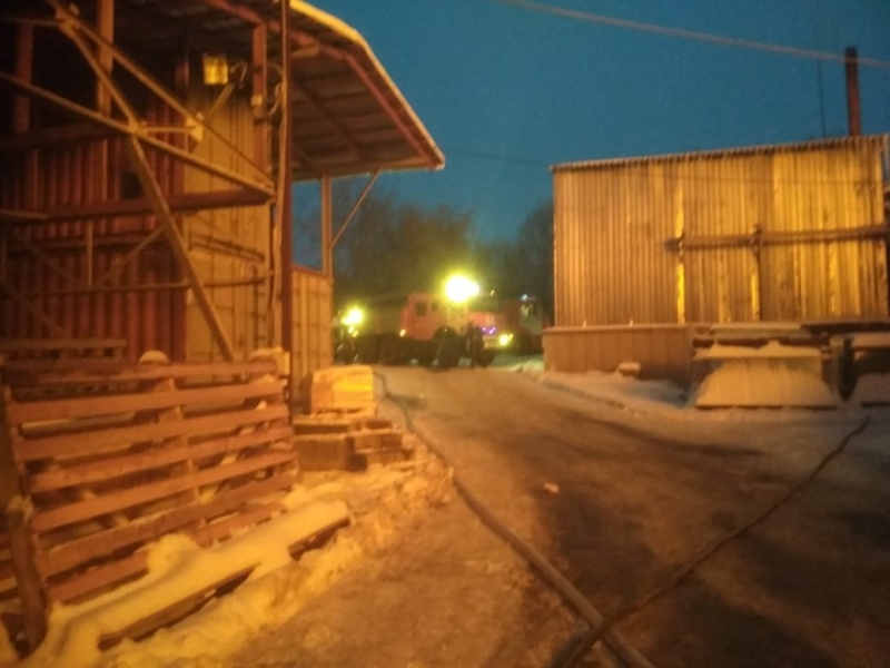 47 пожарных тушат цех мебельной фабрики в Подмосковье