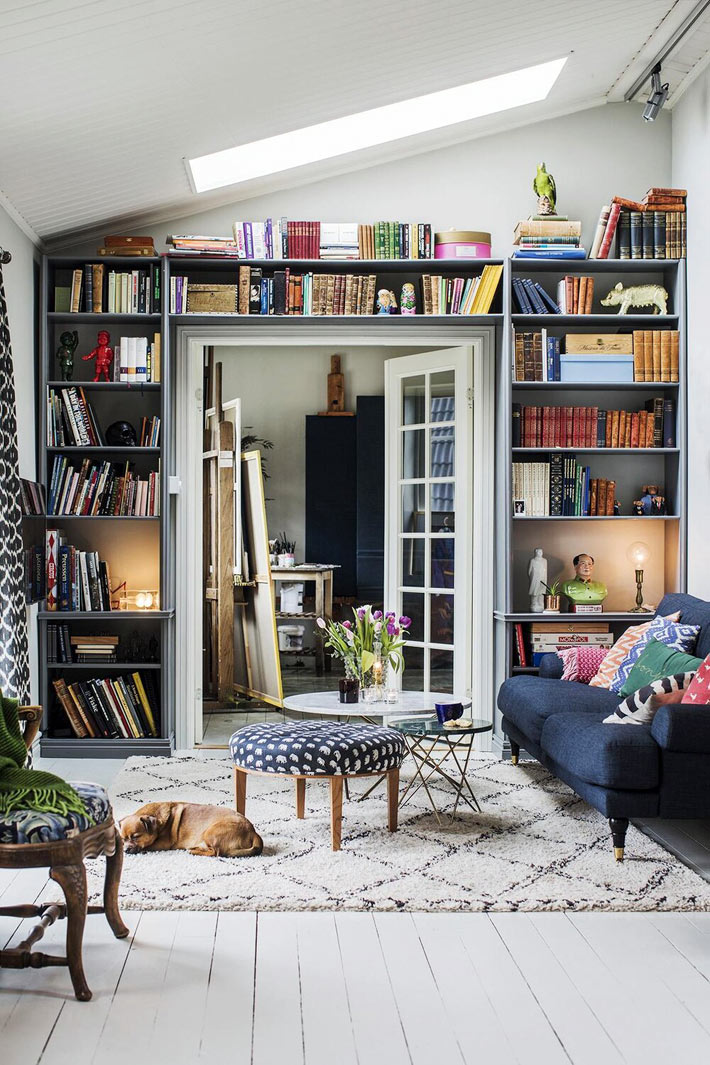 Встроенный вокруг двери стеллаж для книг идеи для дома,интерьер и дизайн