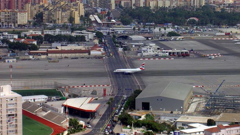 Взлетную полосу в Гибралтарском международном аэропорту пересекает автомобильное шоссе интераесное, факты, фото