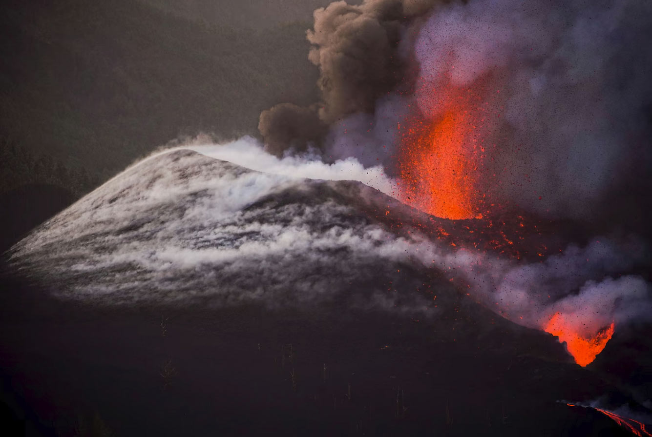 Извержение вулкана на Канарских островах октября, более, метров, ЛаПальма, новый, Susana, продолжает, острове, течет, потока, SantosЛава, потоку, достигала, импульс, вулкана, стороне, северной, конуса, обвал, произошёл