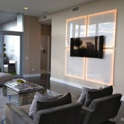 Панели с подсвтекой в гостиной