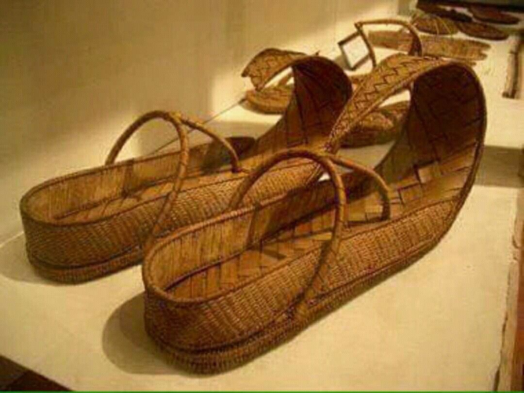 Первые сандали. Сандалии в древнем Египте. Обувь из папируса в древнем Египте. Обувь фараона древнего Египта. Сандалии из папируса древний Египет.