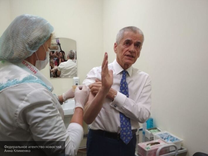 Онищенко призвал москвичей вакцинироваться от коронавируса