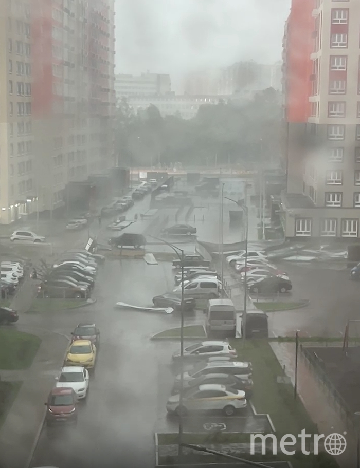 Из-за урагана в Москве по дворам летали металлические листы