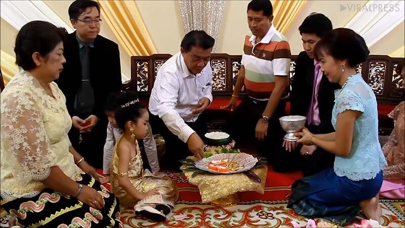  В Таиланде поженили 6-летних близнецов