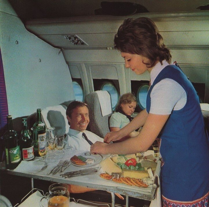 Меня мучал вопрос, а был ли первый класс в советских самолетах? Сейчас все хорошо знают - хочешь поспать - плати. Хочешь широкие кресла и улучшенное питание - плати. А что было раньше?