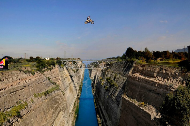 Самый узкий канал в мире, где может легко застрять корабль путешествия