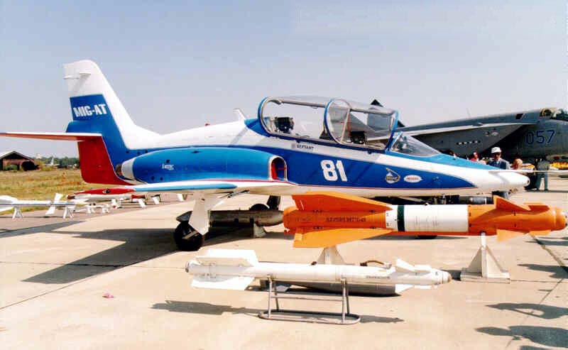 Миг-ат кабина. Самолет миг ат. Миг учебно тренировочный. Миг ат вооружение. Миг учебный самолет.