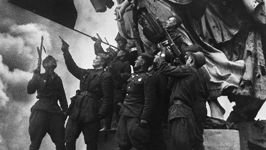 Установка флага на рейхстаге в 1945 году фото