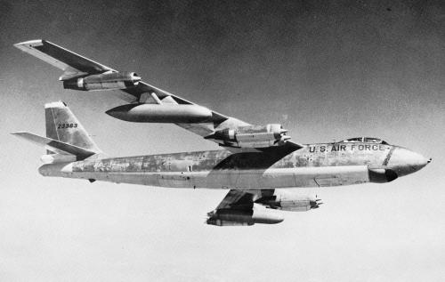 RB-47 «Стратоджет»
8 мая 1954 - три американских разведывательных самолёта RB-47 «Стратоджет», вылетевшие с авиабазы Фэрдорд на территории Великобритании, пролетев над Норвегией, оказались в воздушном пространстве СССР над Кольским полуостровом, в районе расположения советских военных баз. На их перехват были посланы советские истребители МиГ-17, которые атаковали самолёты-нарушители. Двум RB-47 удалось уклониться от встречи и уйти в Норвегию, а третий RB-47, которым управлял офицер ВВС США Х.
