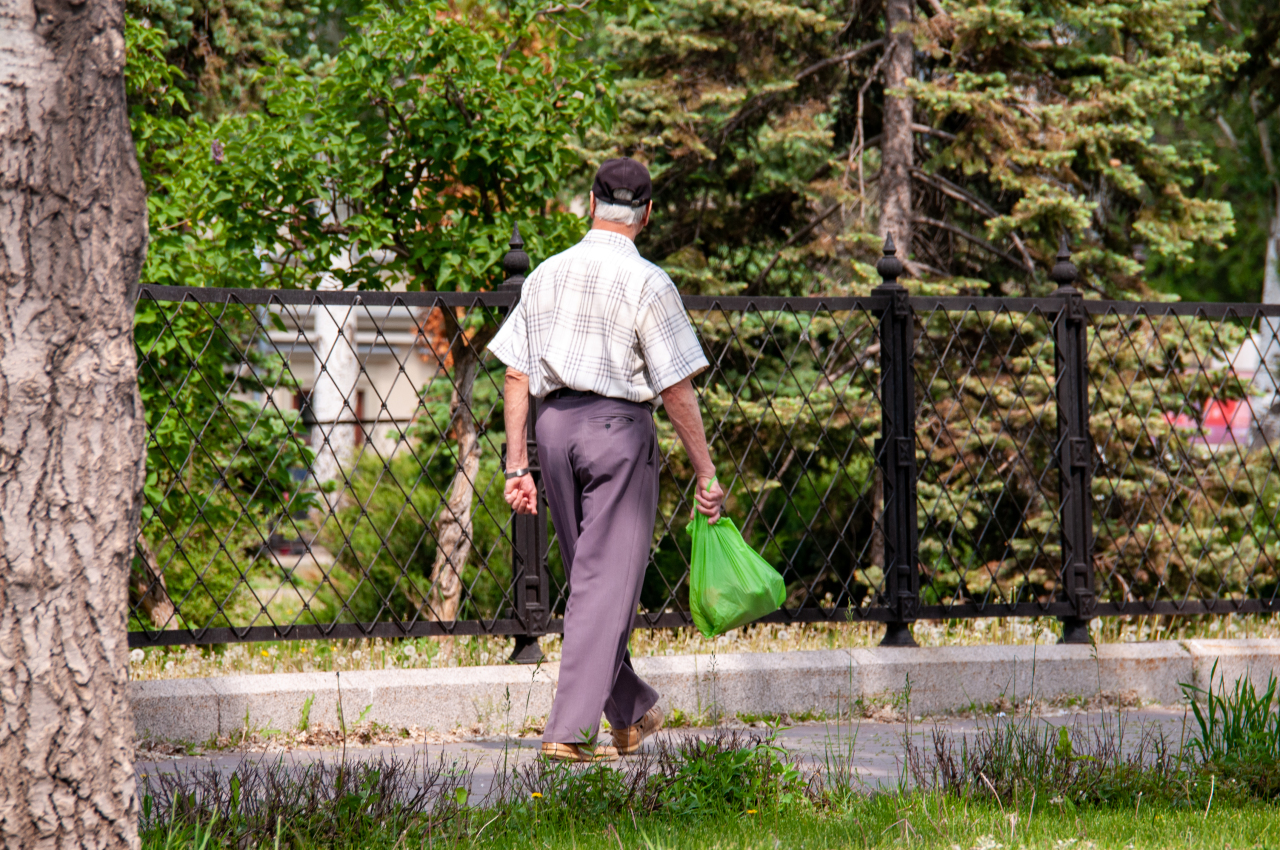 Новости про пенсионеров неработающих. Жизнь пенсионеров с ВИЧ. Пенсионеры на позитиве из Москвы в деревню. Сидит мужик ждёт 23 июня. Фото: Svetlana vozmilova/globallookpress.