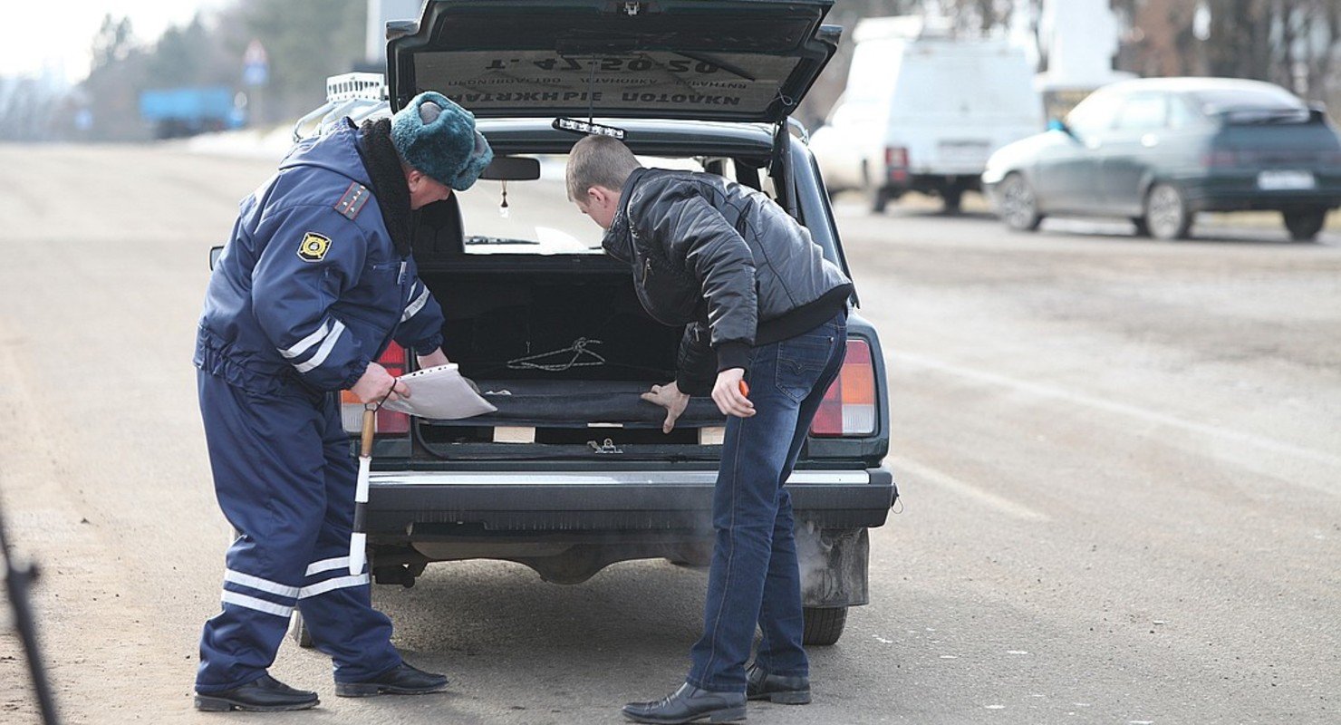 Законно полиции. Досмотр автомобиля. Обыск машины. ДПС досмотр. Гаишник осматривает машину.