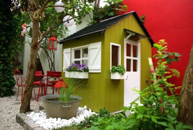 awesome-outdoor-kids-playhouses-to-build-this-summer-25