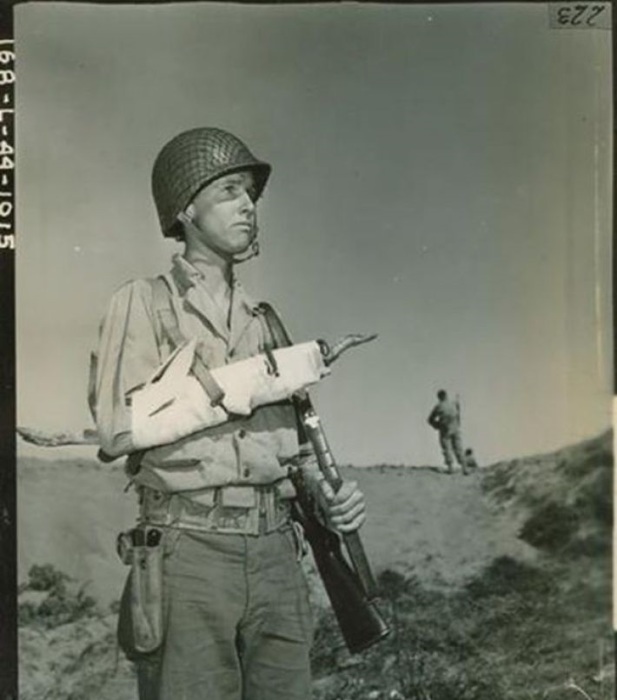 Капрал армии США демонстрирует принцип наложения шины. Калифорния, 27 марта 1944 года.